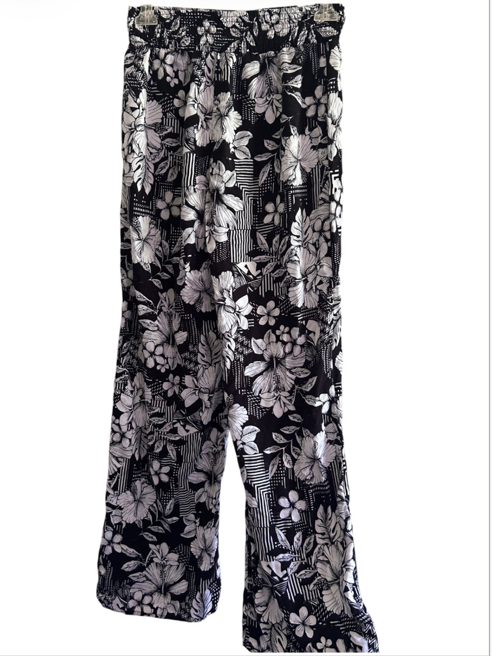 I’m in love with Derek Women's Black & White Floral Wide-Leg Pants Size Medium